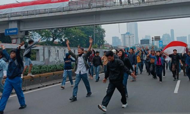 Polisi Tembakkan Meriam Air dan Gas Air Mata untuk Bubarkan Massa Aksi di Depan Gedung DPR