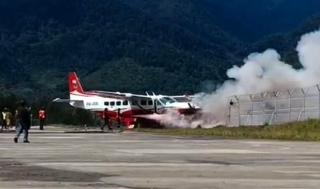 Pesawat Amole Air Terbakar di Bandara Aminggaru Ilaga, Diduga Hilang Kendali Saat Mendarat