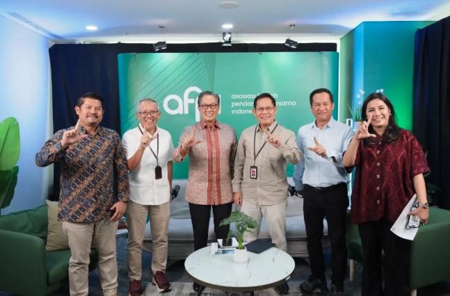 OJK Dorong Literasi Pinjaman Daring Lewat Podcast 25 Jam Nonstop, Cetak Rekor MURI