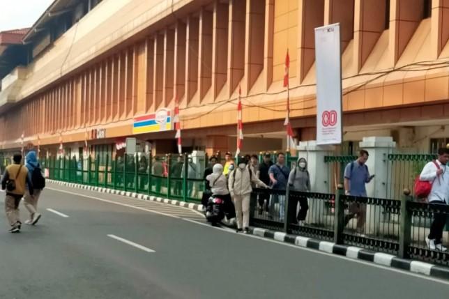 Cegah Penumpang Lompat Pagar, KAI Akan Bangun JPO Terintegrasi di Stasiun Cikini