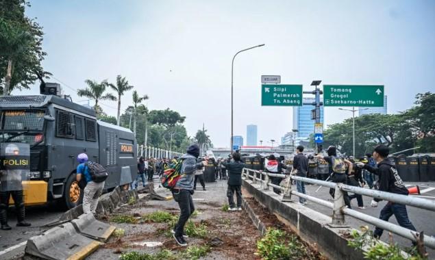 Lurah Manggarai Selatan dan Sopir Dikeroyok Massa Pendemo di Slipi, Mobil Dinas Dirusak dan Barang Pribadi Raib