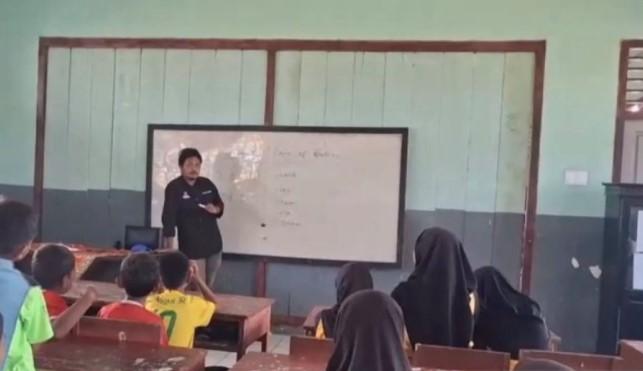 Mengajar dari Papan Tulis Usang, Trijan Abdul Halim Nyalakan Harapan Anak-Anak Halmahera Timur lewat Bahasa Inggris