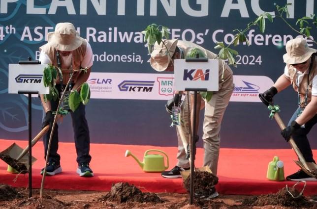 Tanam 106 Ribu Pohon Sejak 2021, KAI Perkuat Komitmen Penghijauan dan Pengurangan Emisi Karbon