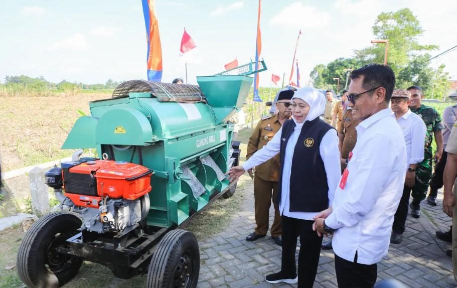 Gubernur Khofifah Serahkan 39 Alat Mesin Pertanian untuk Petani Blitar dan Tulungagung