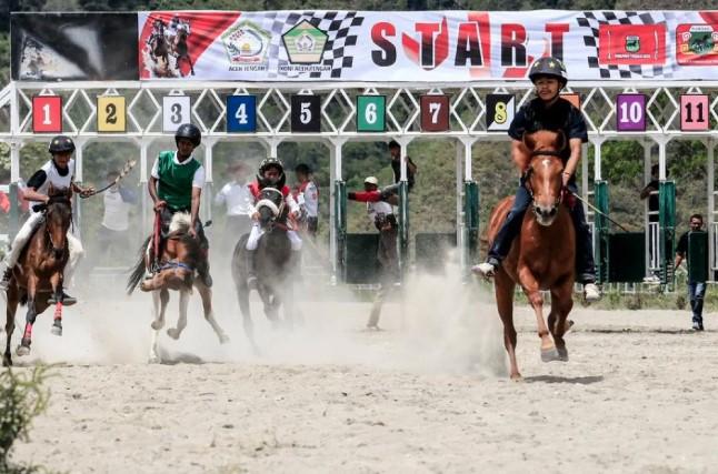 Pacuan Kuda Tradisional di Takengon Libatkan Joki Remaja, Warga dan Wisatawan Padati Arena