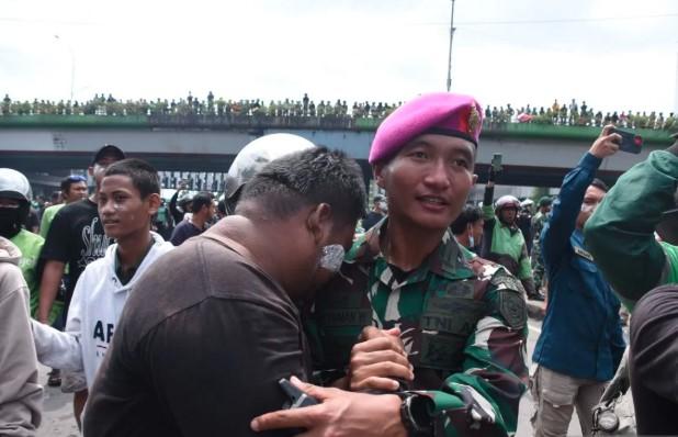 Personel Marinir TNI AL Tenangkan Massa Aksi di Depan Mako Brimob Usai Insiden Kecelakaan