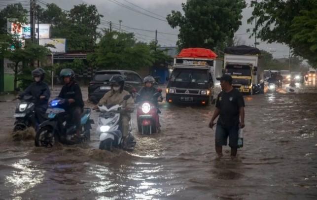 Hujan Deras Sebabkan Banjir di Pasar JB Cengkareng, Air Genangi Ruko dan Kios Pedagang
