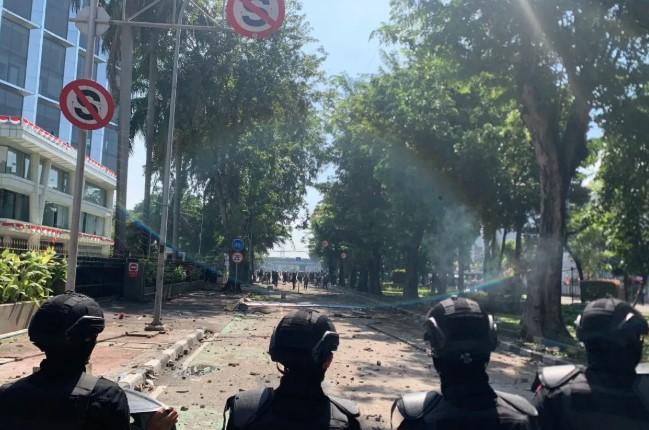 Lemparan dan Provokasi Warnai Aksi Massa di Depan Mako Brimob Kwitang, Polisi Bangun Barikade Pertahanan