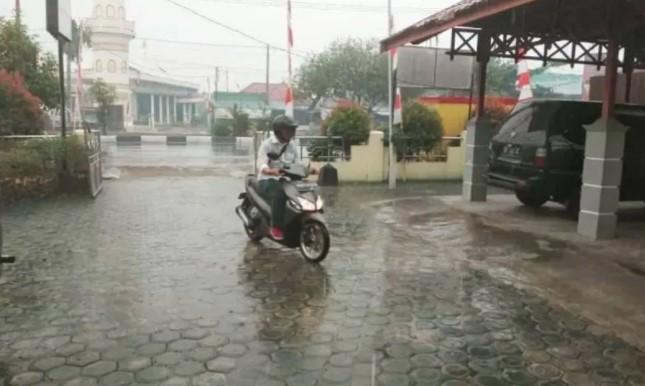 BMKG Peringatkan Potensi Hujan Lebat dan Gelombang Tinggi di Sejumlah Wilayah Indonesia Hari Ini