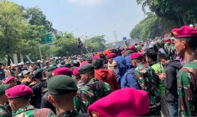 Ratusan Demonstran Geruduk Mako Brimob Kwitang, Tuntut Keadilan atas Kematian Pengemudi Ojol