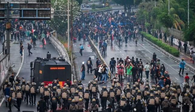 Bentrok di Depan Gedung DPR: Dua Pelajar Ditangkap Bawa Bom Molotov, KPAI Minta Pendekatan Humanis