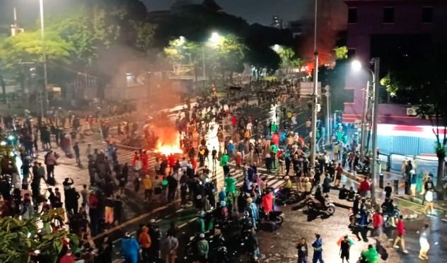Massa Bertahan di Mako Brimob Kwitang, Gas Air Mata dan Titik Api Warnai Aksi Protes Tewasnya Ojol