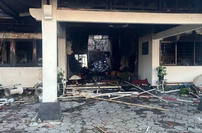 Massa Bakar Ruang Sekwan DPRD Surakarta, Api Baru Padam Pukul 04.30 WIB