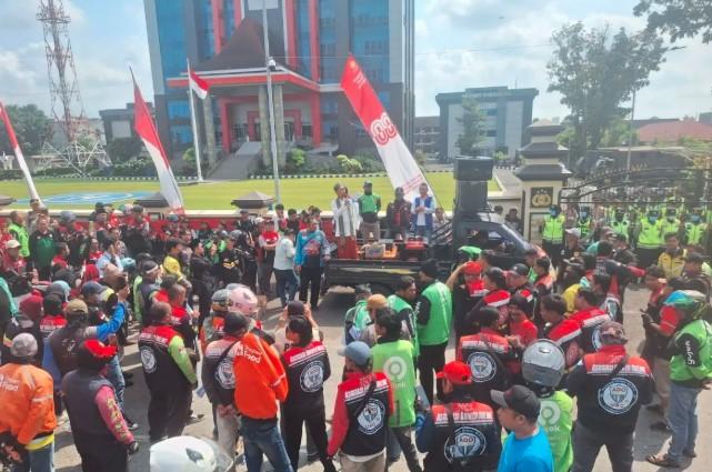 Ratusan Ojol ADO Sumsel Gelar Aksi Damai di Polda Sumsel Tuntut Keadilan untuk Affan Kurniawan