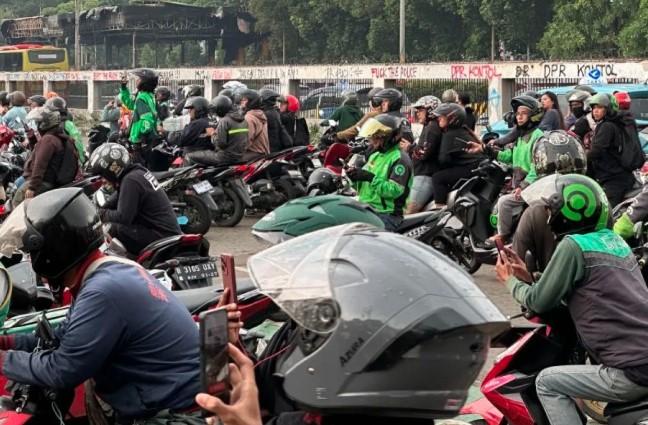 Lalu Lintas Macet di Depan DPR RI Akibat Warga Parkir Kendaraan Pascademo