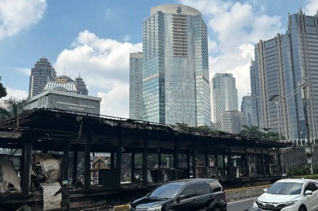 Tujuh Halte TransJakarta Dibakar, Layanan Seluruh Rute Dihentikan