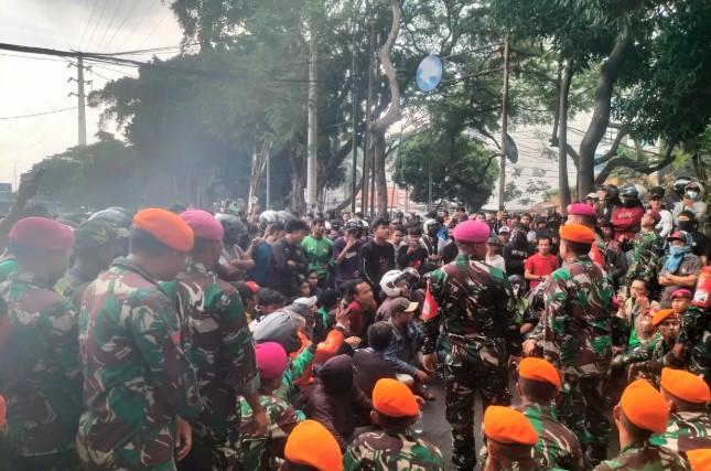 TNI Duduk Bersama Demonstran di Kramat Kwitang, Respons Tuntutan soal Penahanan dan Tewasnya Ojol