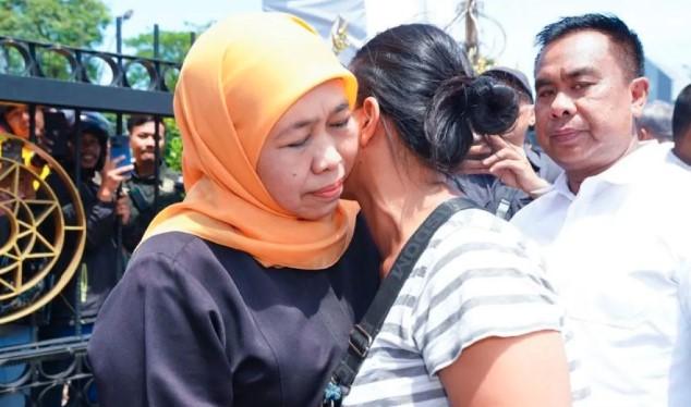 Turun Temui Warga di Depan Grahadi, Gubernur Khofifah Bagikan Sembako dan Buka Dialog Langsung