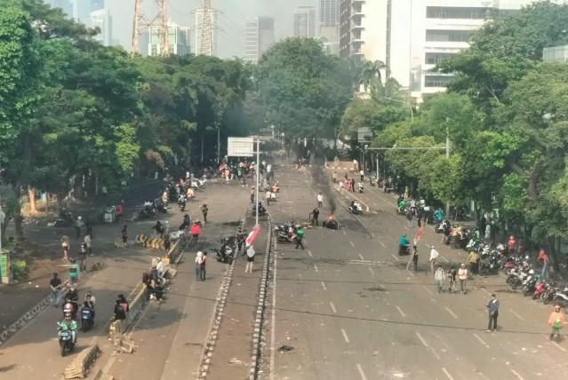 Jalan Kramat Kwitang Masih Ditutup Usai Aksi Demo, Warga Padati Lokasi dan Lalu Lintas Dialihkan