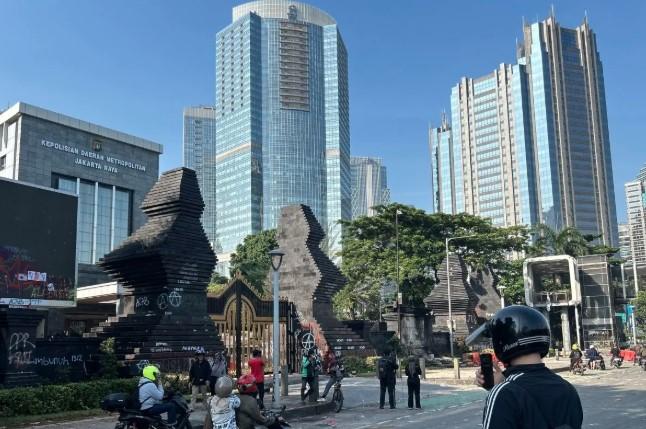 Pascademo, Warga Singgah di Polda Metro Jaya untuk Abadikan Halte Terbakar dan Coretan Aksi