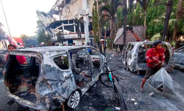 Pasca Pembakaran Kantor DPRD Makassar, Warga Menjarah Barang dan Jadikan Lokasi Wisata Dadakan