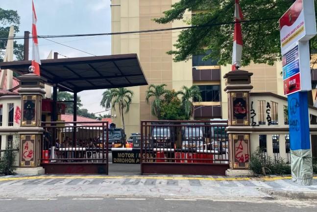 Polres Metro Jaksel Dijaga Ketat Usai Aksi Demo, Gerbang Ditutup dan Personel Siaga