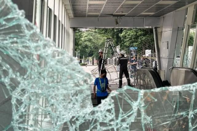 MRT Jakarta: CCTV dan Vending Machine Stasiun Istora Mandiri Dirusak saat Demo