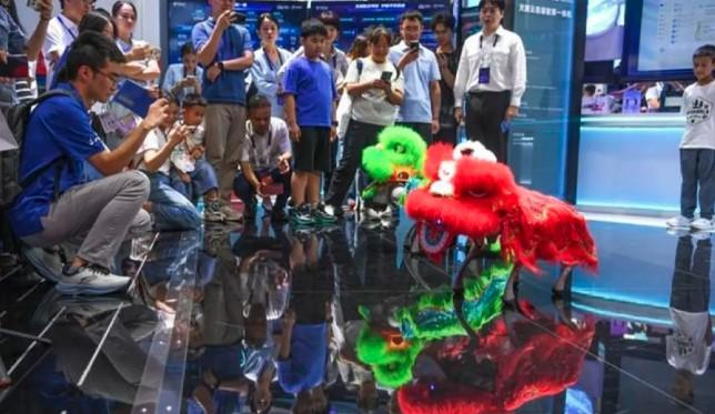 China Gelar Pameran Industri Mahadata 2025, Tampilkan Robot Anjing hingga Eksoskeleton AI