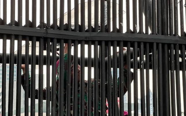 Prajurit TNI Bersiaga di Gerbang Utama DPR RI Pascainsiden Demo