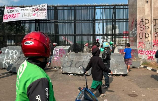 Warga Padati Area DPR Pasca Demo, Polisi Periksa 7 Anggota Brimob Terkait Tewasnya Pengemudi Ojek Daring