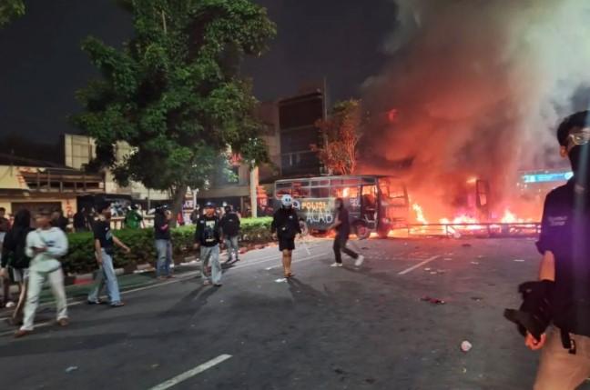 Aksi Balas Dendam Massa: Dua Bus Polisi dan Halte Transjakarta Dibakar Usai Kematian Affan