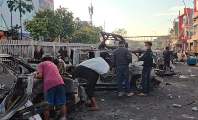 Markas Polres Metro Jakarta Timur Diserang Massa, Puluhan Kendaraan Hangus Terbakar