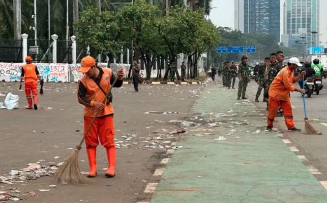 PPSU dan Petugas Parlemen Bersihkan Sampah Pascademo di Depan DPR RI