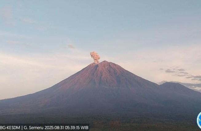 Gunung Semeru Meletus Tiga Kali dalam Sehari, PVMBG Imbau Warga Waspada Lahar dan Awan Panas