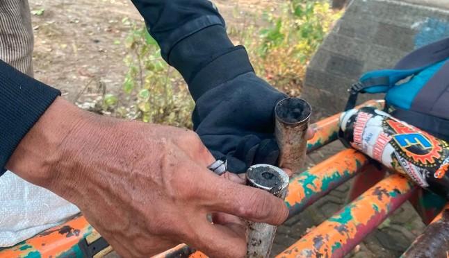 Pemulung Kumpulkan Selongsong Gas Air Mata di Sekitar Mako Brimob, Dapat Rp18 Ribu per Kilogram