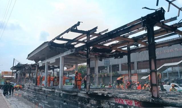 Halte Transjakarta Senen Dibersihkan Usai Dibakar Massa, Layanan Bertahap Kembali Beroperasi