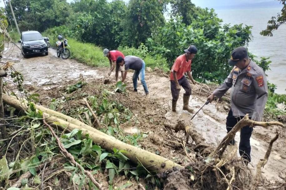 Akses Jalan Kota Agung–Limau Sempat Terputus Akibat Longsor, Polisi dan Warga Bergerak Cepat