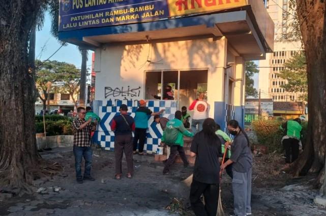 Warga dan Ojol di Surabaya Gotong-Royong Bersihkan Pos Polisi yang Dirusak Massa Aksi