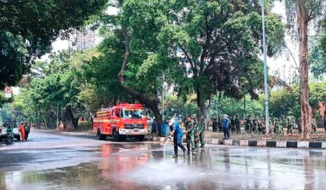 Sisa Gas Air Mata di Depan Mako Brimob Kwitang Disemprot Petugas, Situasi Berangsur Normal
