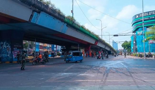 Jalan Depan Mako Brimob Kwitang Kembali Dibuka, Lalu Lintas Padat di Tengah Proses Pembersihan