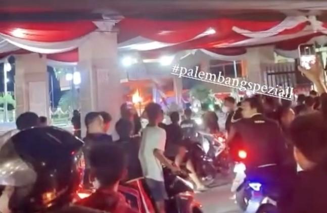 Ratusan Perusuh Bakar Gedung DPRD dan Kantor Ditlantas Polda Sumsel di Palembang