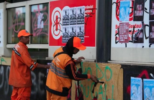 Pemkot Jakarta Barat Kerahkan 500 Personel Gabungan Bersihkan Sisa Unjuk Rasa di Palmerah