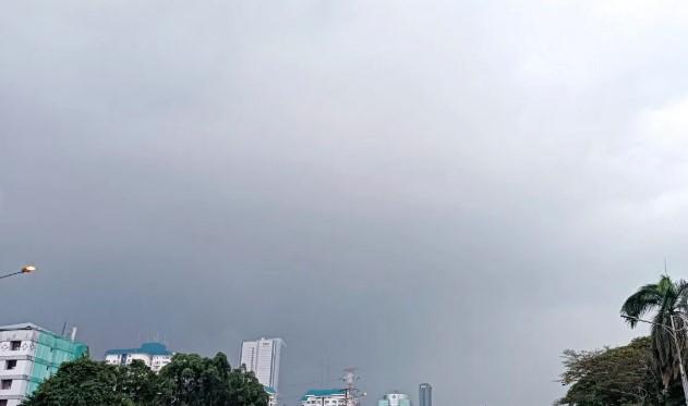 BMKG: Awan Tebal Selimuti Jakarta Sepanjang Hari Senin, Hujan Ringan Diprediksi di Selatan