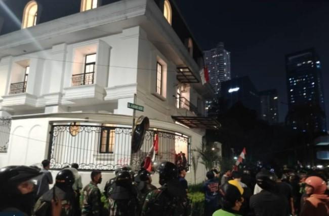 Rumah Eko Patrio Dijarah, Uya Kuya Jadi Sasaran, dan Kebakaran Landa Gedung Gegana
