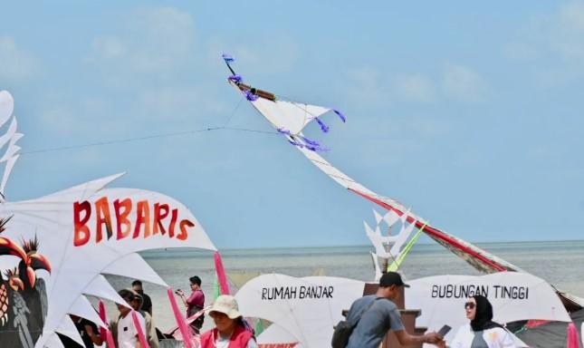 Ribuan Warna Hiasi Langit Pantai Batakan, Festival Layang-Layang Dandang 2025 Pecahkan Rekor MURI