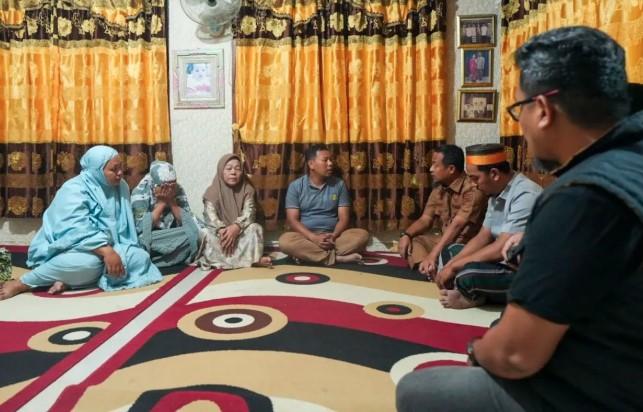 Gubernur Sulsel Kunjungi Rumah Duka Staf DPRD Makassar yang Tewas Saat Unjuk Rasa