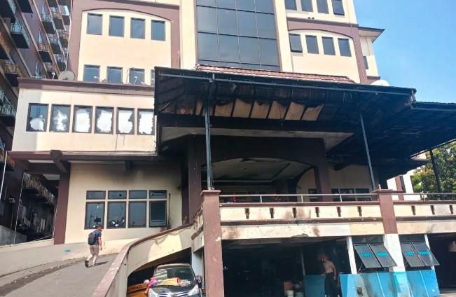 Penyerangan Brutal Mapolres Jaktim: Enam Polisi Terluka dan Puluhan Kendaraan Terbakar