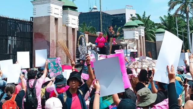 Massa Aliansi Perempuan Indonesia Geruduk DPR: Soroti Ketimpangan Ekonomi dan Kekerasan terhadap Perempuan