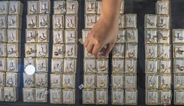 Harga Emas Naik Pascademonstrasi, Antam Turun Tipis Sementara UBS dan Galeri24 Menguat