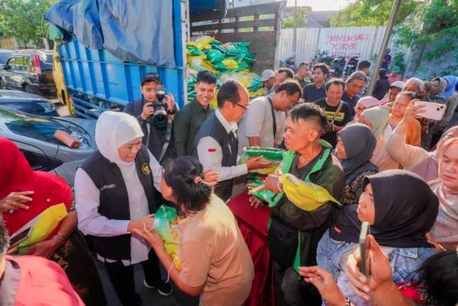 Gubernur Khofifah Gelar Pasar Murah di Surabaya, Warga Dapat Bahan Pokok Harga Miring dan Beras Gratis